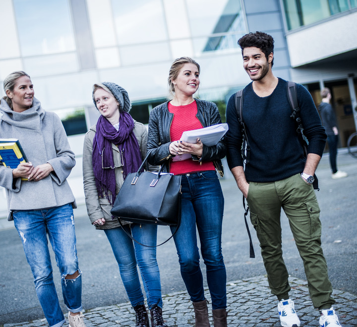 Students walking around at campus Stavanger